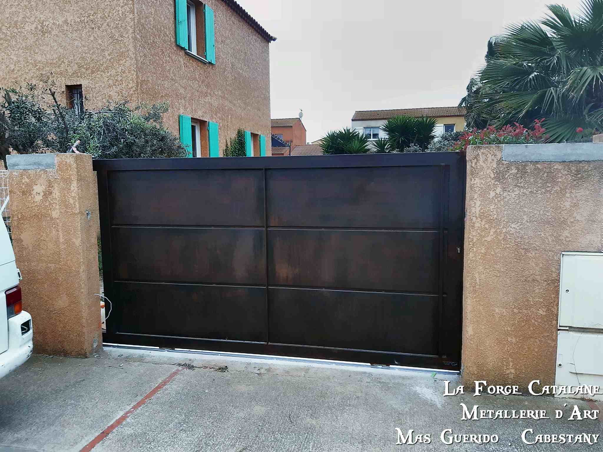 Portail 3 caissons tole pliee moderne simple coulissant  forge catalane.jpg